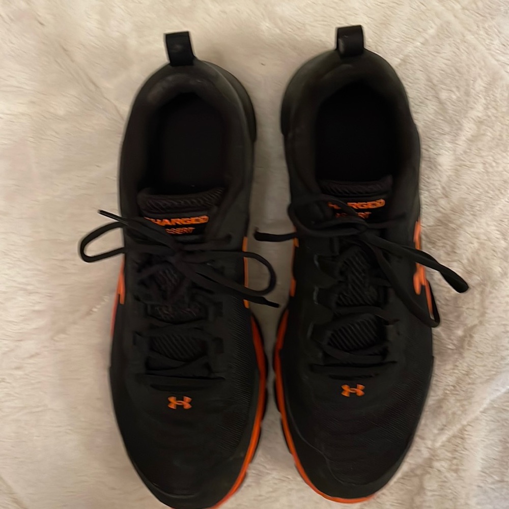 Men Under Armour tennis shoes